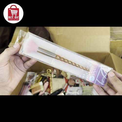 MAKEUP BRUSH