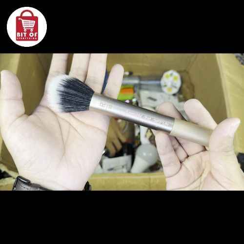 MAKEUP BRUSH