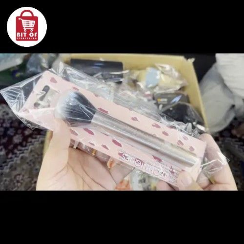 MAKEUP BRUSH