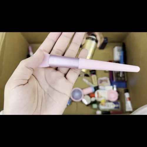 MAKEUP BRUSH
