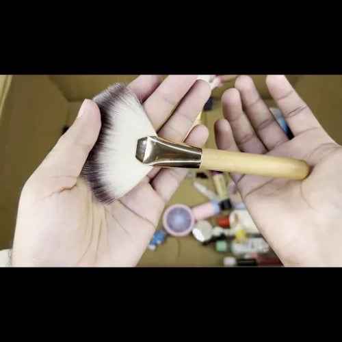 MAKEUP BRUSH