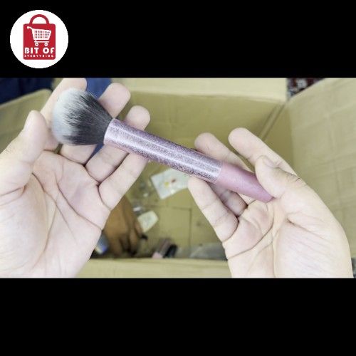 MAKEUP BRUSH