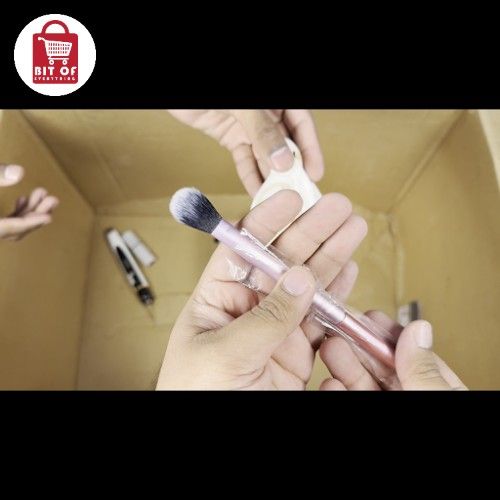 MAKEUP BRUSH