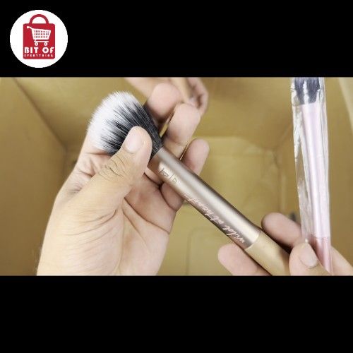 MAKEUP BRUSH