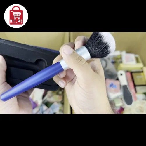 MAKEUP BRUSH