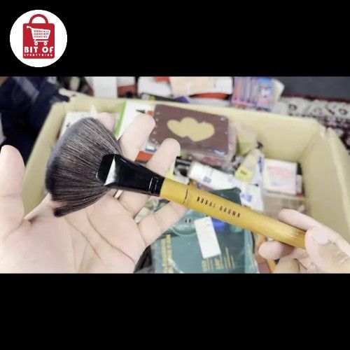 MAKEUP BRUSH