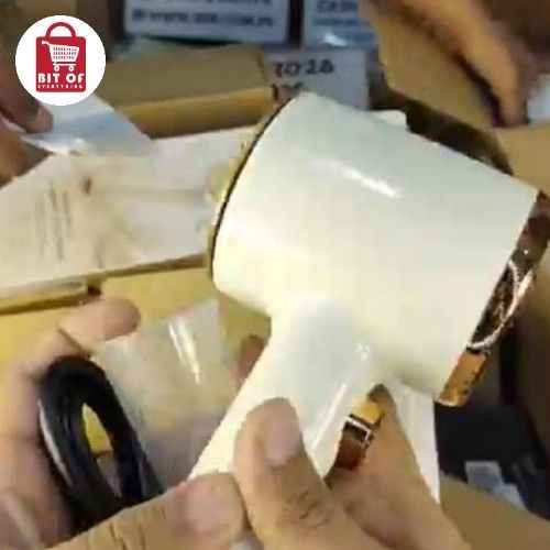 HAND HELD GARMENT STREAMER