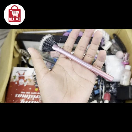 MAKEUP BRUSH