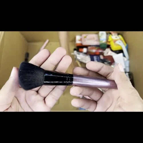 MAKEUP BRUSH