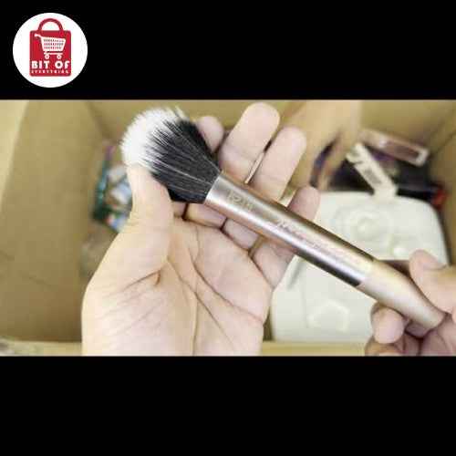 MAKEUP BRUSH