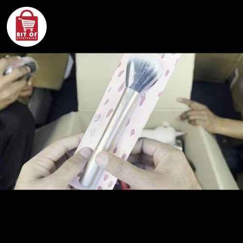 MAKEUP BRUSH